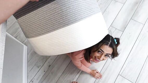 Сводная сестра учится сосать и засовывать в себя член брата