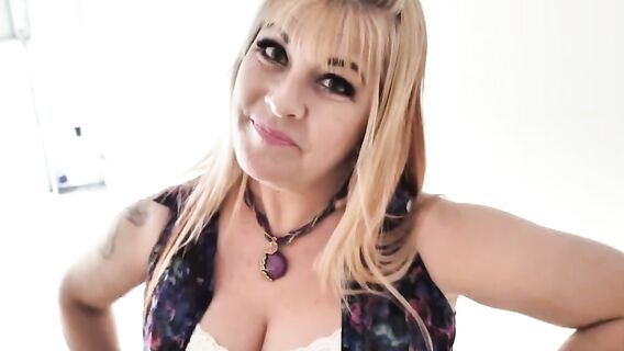 Молодой парень всегда рад помочь по дому и трахнуть зрелую соседку